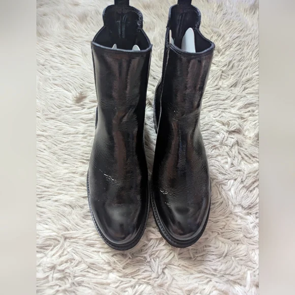 NWT La CANADIENNE Cosner Black Patent Leather Chelsea Boots